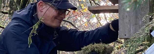 Nistkasten wird gereinigt